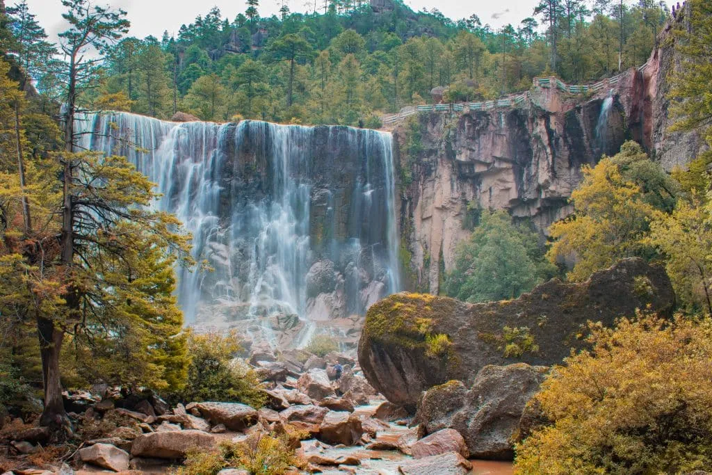 Cascada de Cusárare en otoño